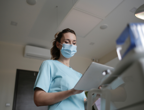 Infirmier·e diplômé·e d’État : un rôle fondamental dans le médico-social